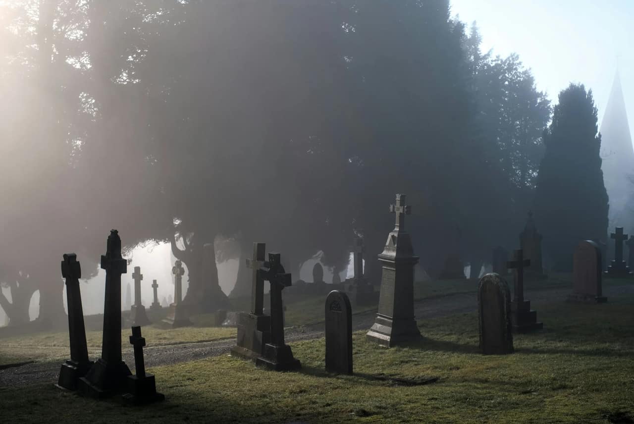  A cemetery… or a graveyard? 